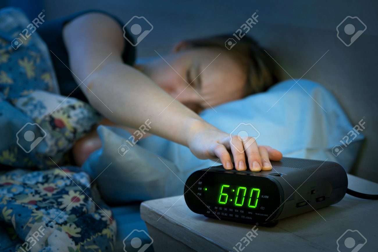 22670974-Jeune-femme-appuyant-sur-le-bou