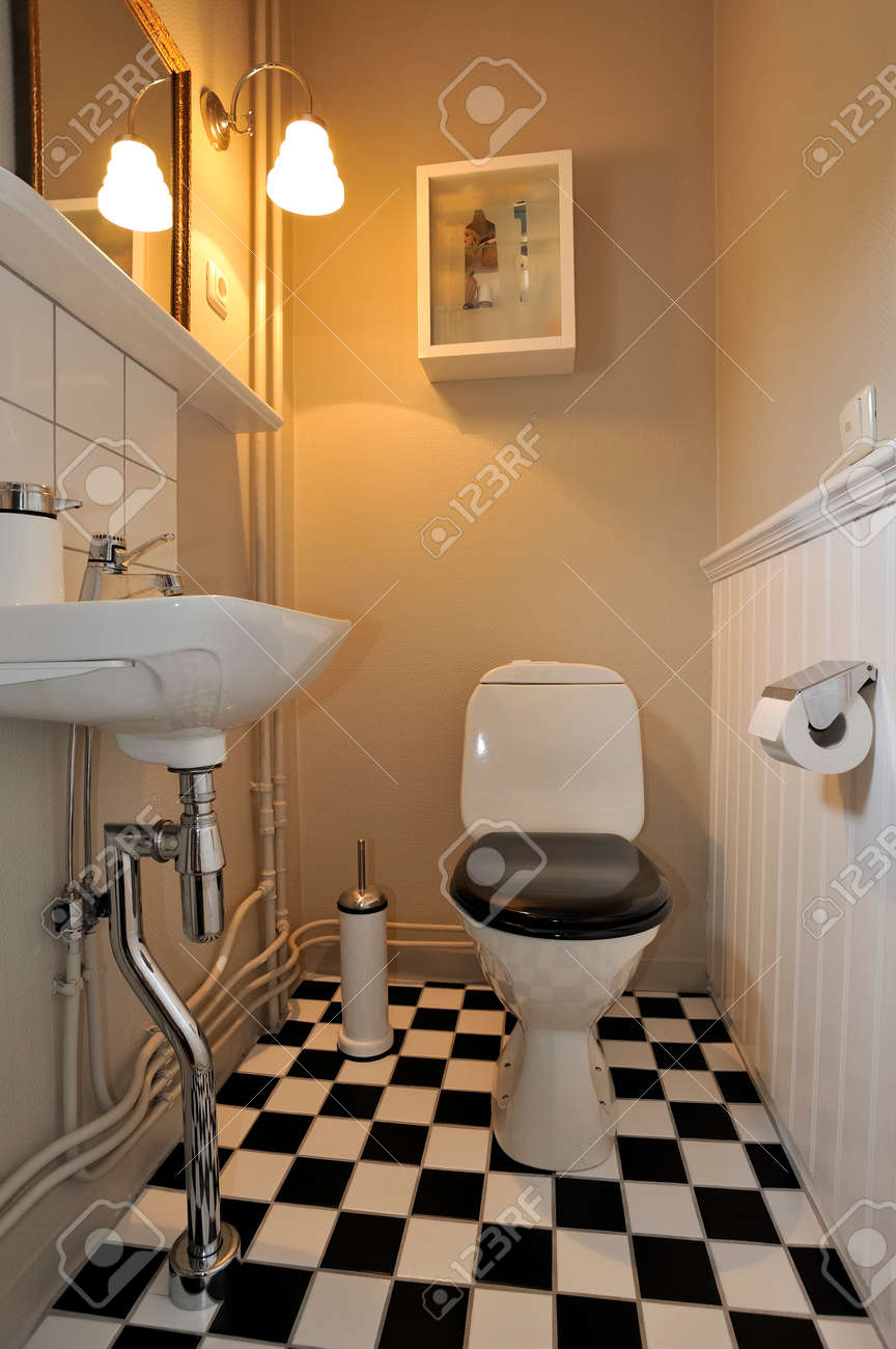 Intérieur de salle de bain noir et blanc élégant avec carrelage au ...
