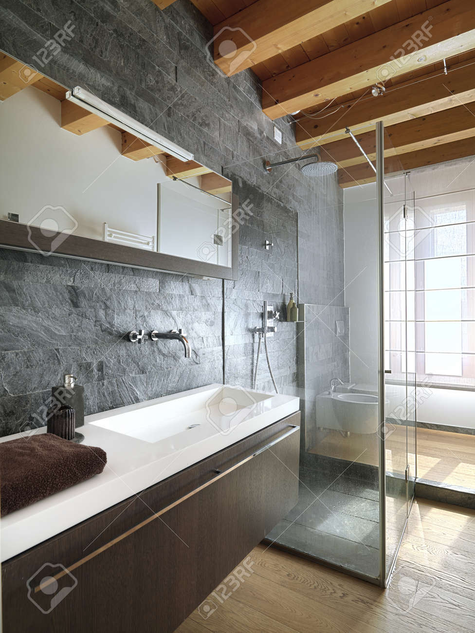 Salle de bain moderne avec cabine de douche dans le centre de ...