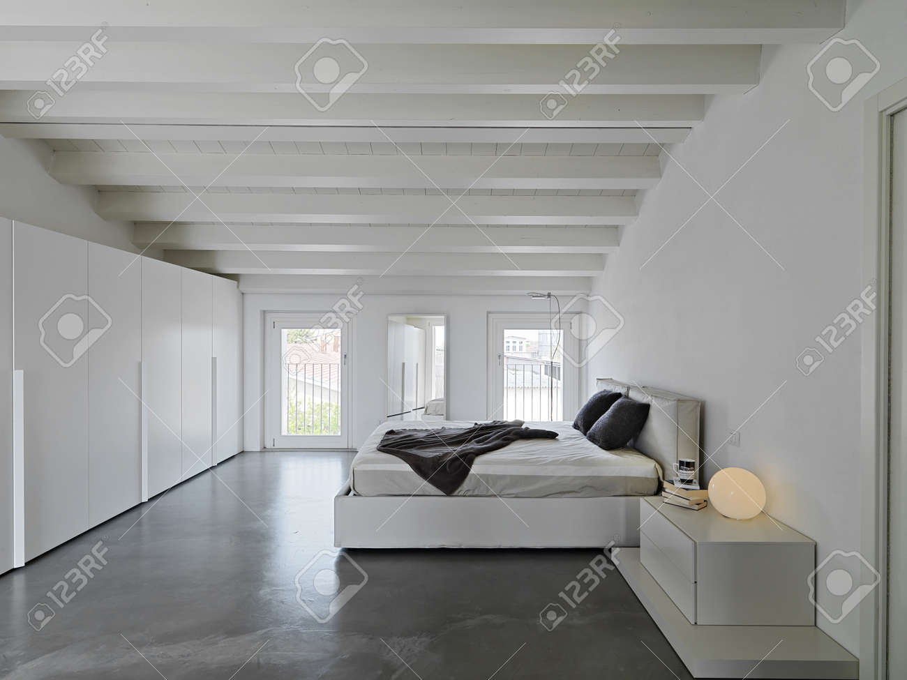 Modernes schlafzimmer in der mansarde lizenzfreie fotos bilder