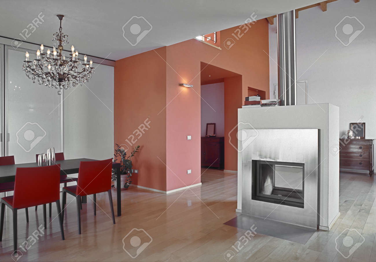 Sala da pranzo moderna con pavimento in legno e camino foto ... Pavimento moderno