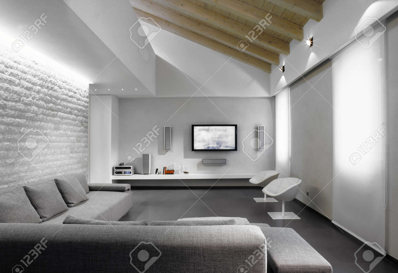 Moderne grijze sofa in de woonkamer in een moderne zolderkamer ...