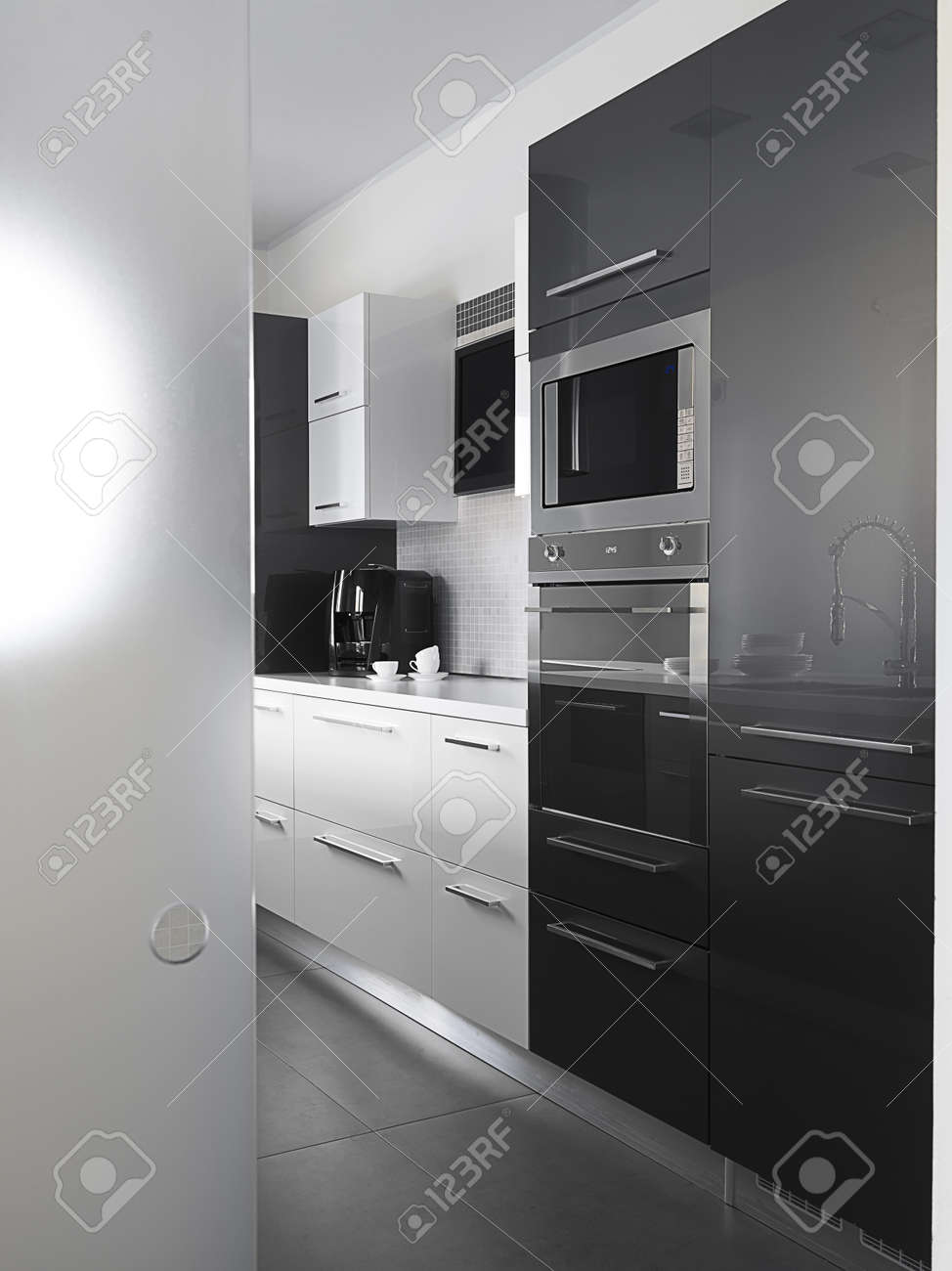 Moderne keuken met grijze tegelvloer en witte muur royalty vrije ...
