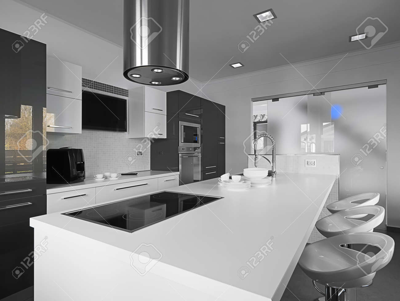 Cuisine moderne avec carrelage gris et mur blanc banque d'images ...