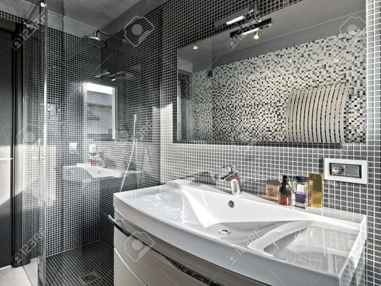Détail de lavabo dans une salle de bain moderne avec cabine de ...
