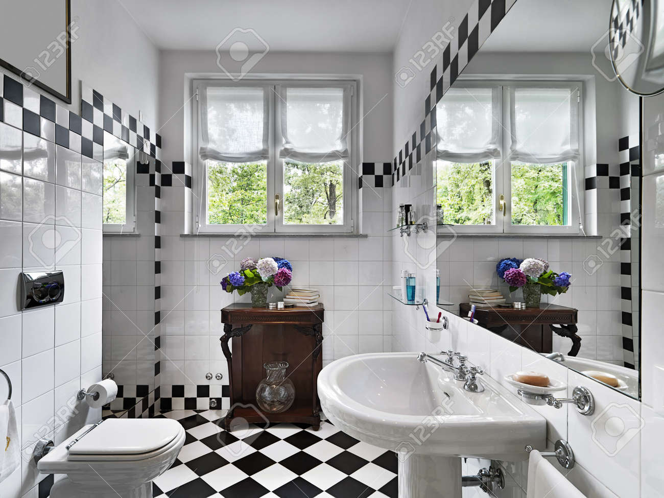 Salle de bains moderne en noir et blanc banque d'images et photos ...