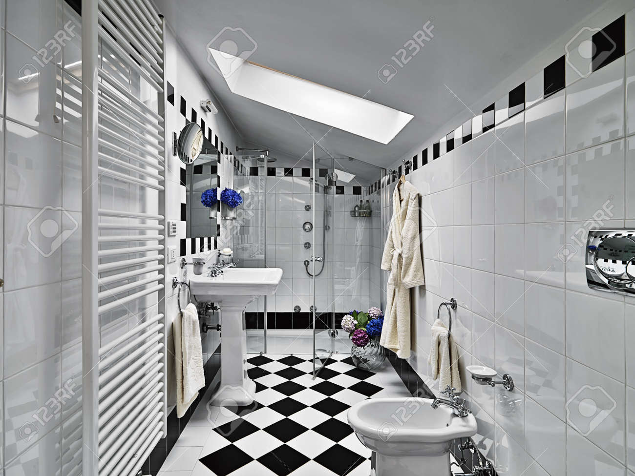 Salle de bains moderne en noir et blanc sur mansarde banque d ...