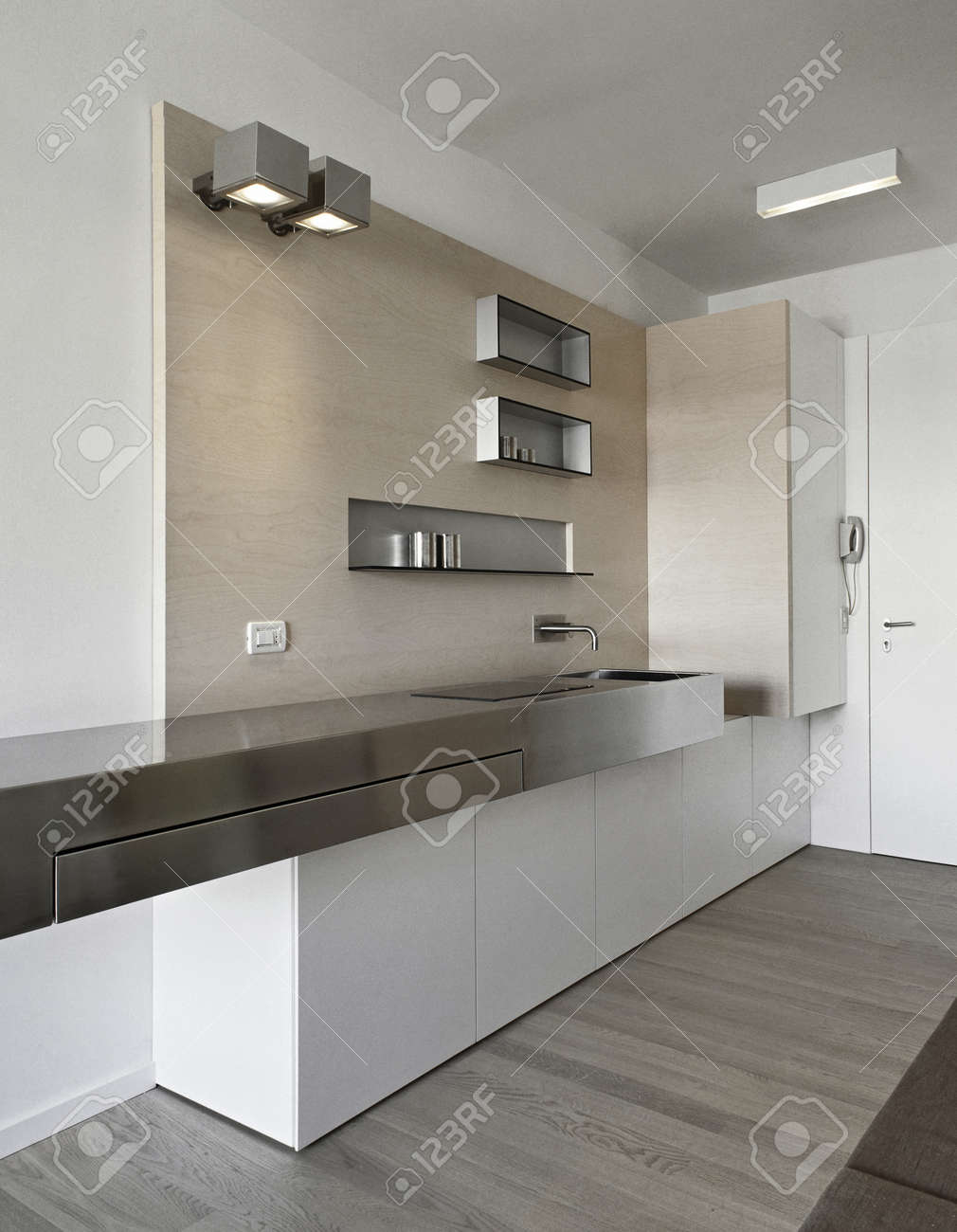 Moderne keuken in entree met houten vloer royalty vrije foto ...