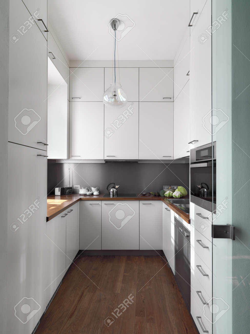 Detail kleine witte moderne keuken van houten vloer en houten ...