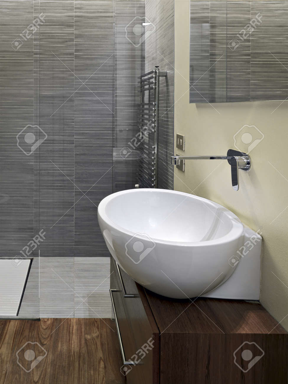 Dettaglio del lavabo in bagno moderno e pavimento in legno foto ... Pavimento moderno
