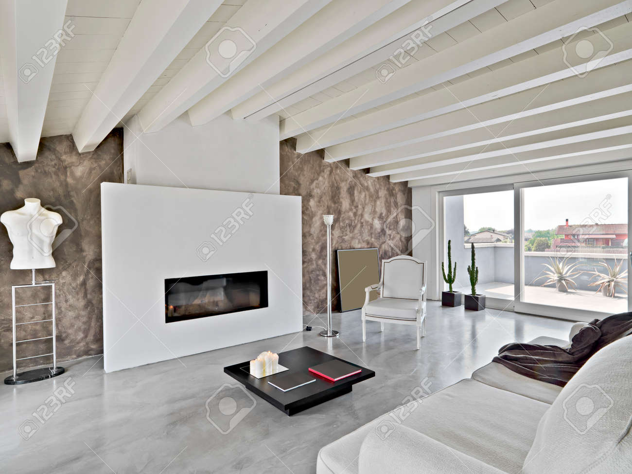 Moderne wohnzimmer im dachgeschoss mit holzdecke lizenzfreie fotos ...