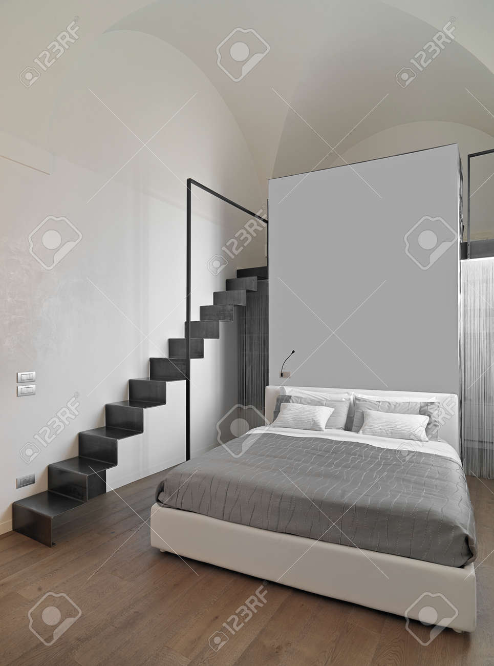Chambre moderne avec escalier de fer, mezzanine et plancher de ...