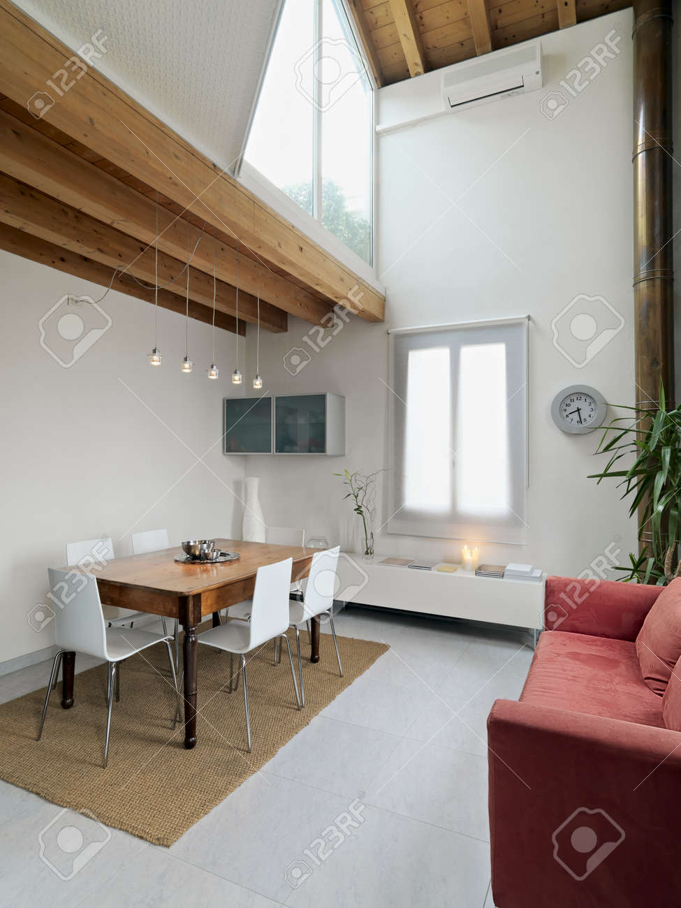 Vecchio tavolo per la sala da pranzo moderna in soffitta legno ... Tavolo vecchio