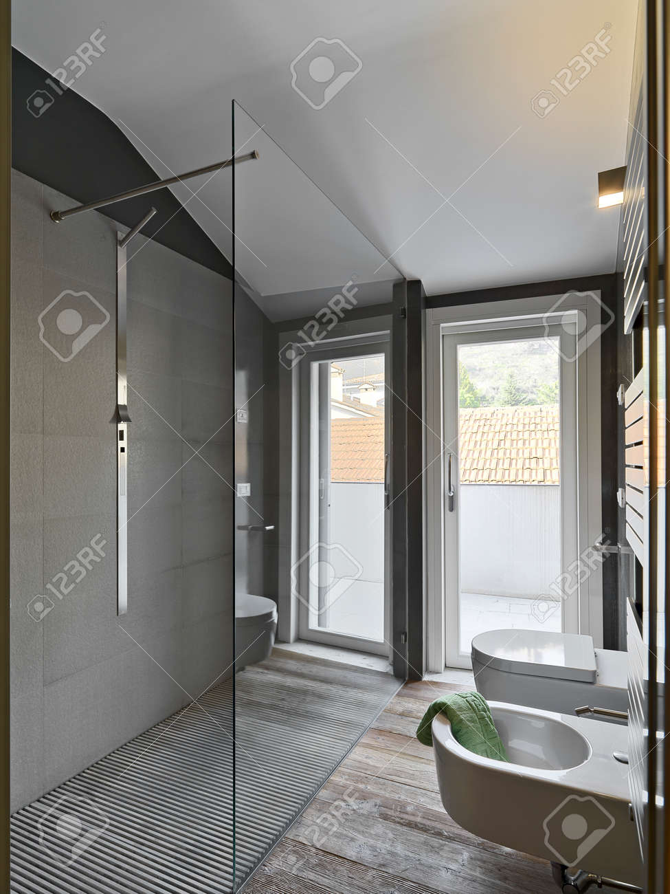 Vetro box doccia in un bahtroom moderno e sanitari foto royalty ... Box doccia moderni