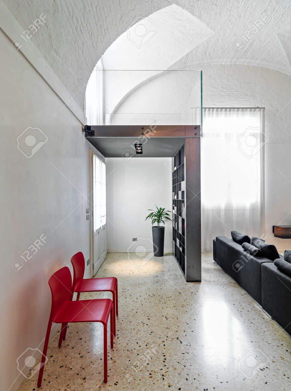 Ingresso moderno con sedie rosse e pavimento in marmo foto royalty ... Pavimento moderno