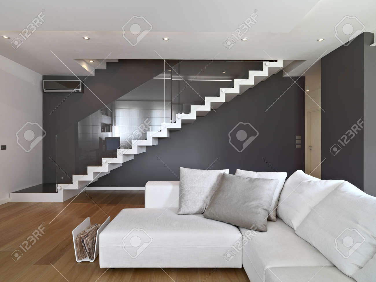Canapé tissu dans le salon moderne avec escalier et plancher en ...