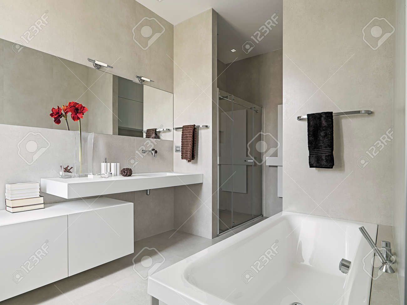 Vue panoramique d'une salle de bains moderne avec baignoire et ...