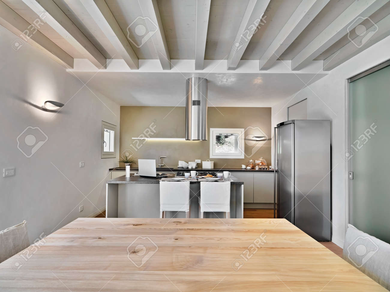 Vue de l'intérieur d'une cuisine moderne avec plafond en bois et ...
