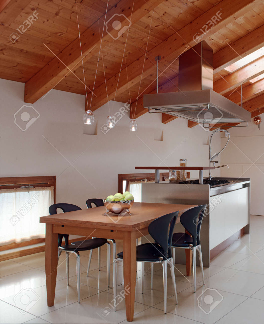 Vue de l'intérieur d'une cuisine de modenr dans la chambre ...