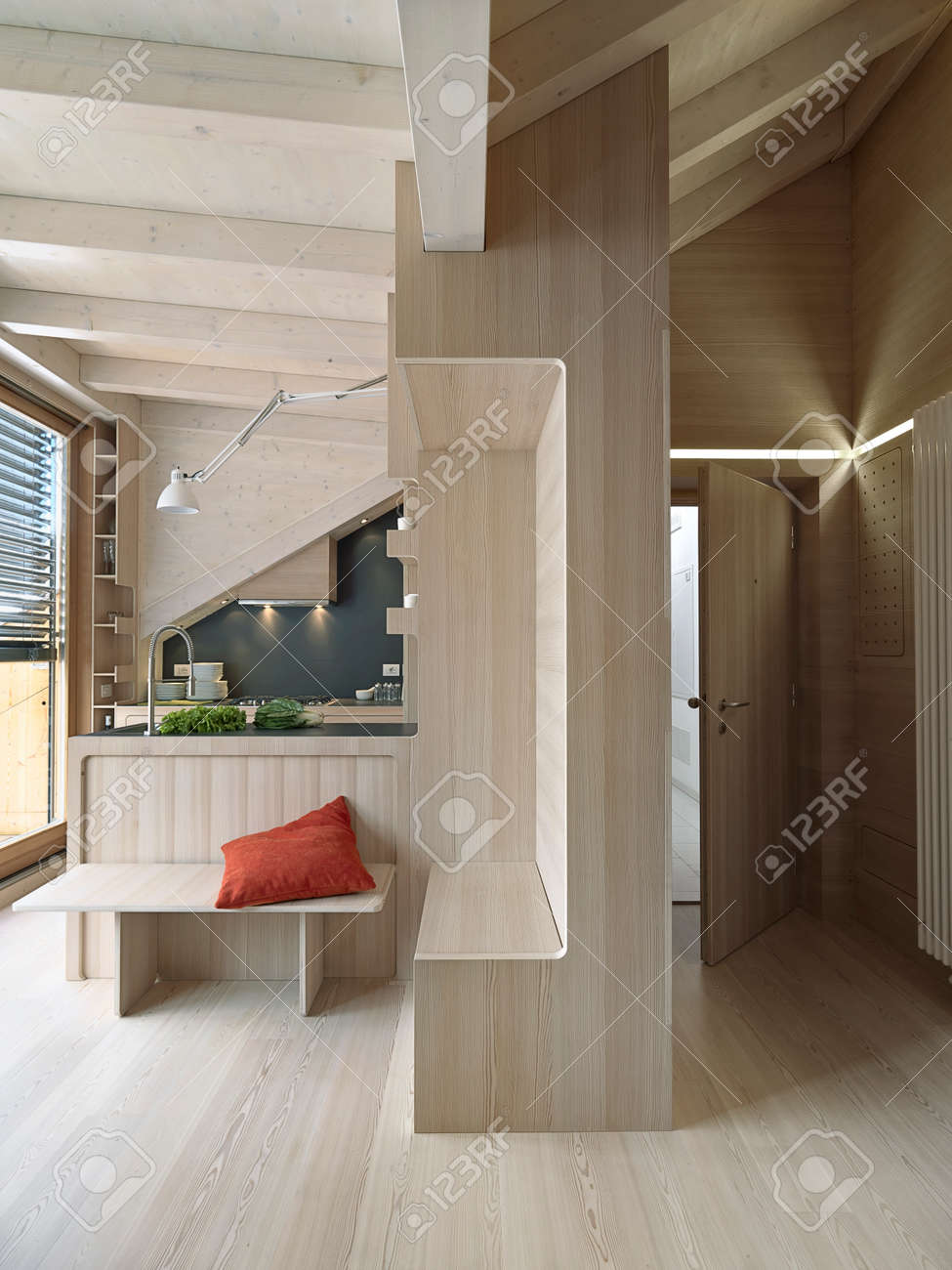 Innenansicht eingang und küche im rustikalen wohnung im ...