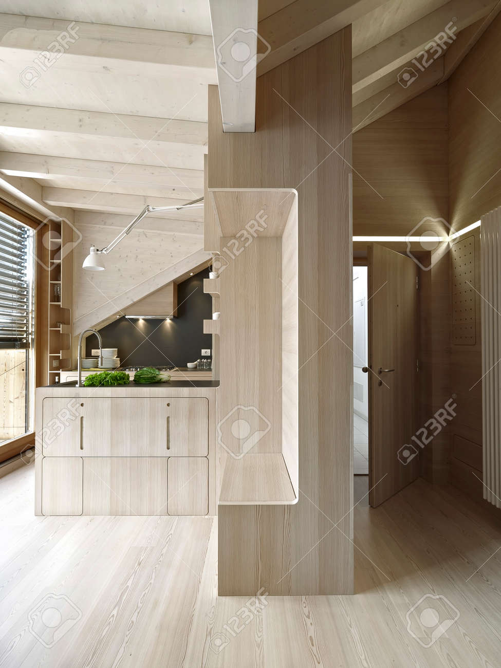 Vue de l'intérieur de l'entrée et la cuisine dans l'appartement ...