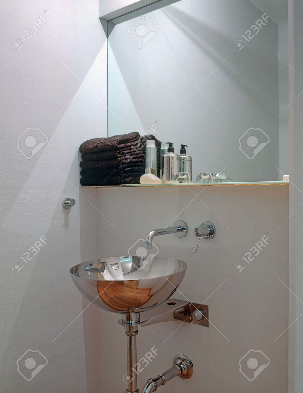 Primo piano lavabo in acciaio in un bagno moderno con piastrelle a ... Lavandino bagno moderno