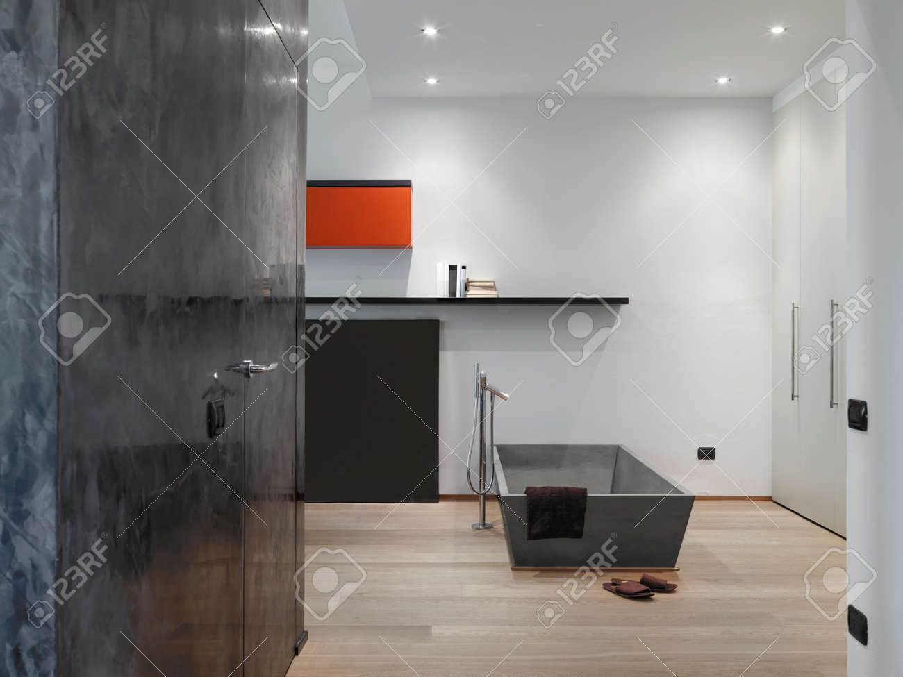 Bagno moderno con pavimento in legno in camera da letto foto ... Pavimenti per bagni moderni