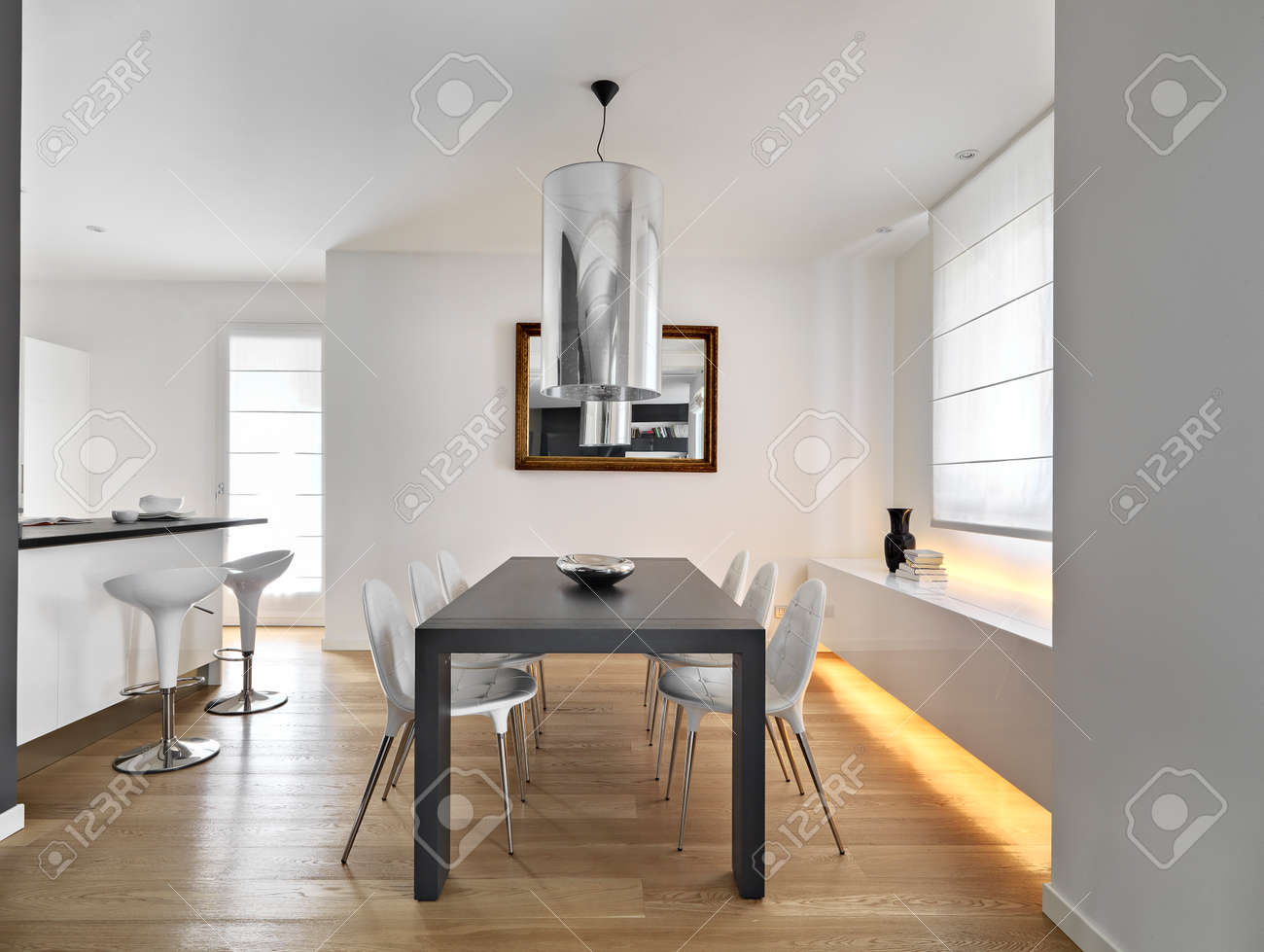 Moderne Esszimmer Mit Esstisch Und Holzboden Overloking Auf Der