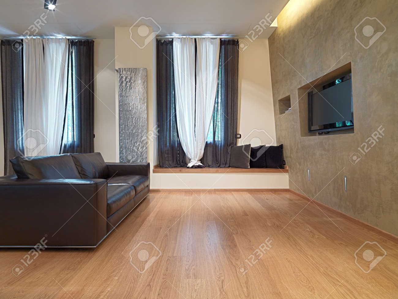 Canapé en cuir brun dans le salon moderne avec plancher de bois et ...
