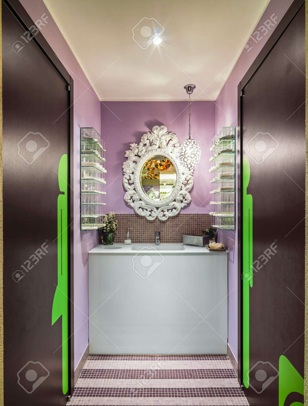 Primo piano di un lavandino in bagno moderno colorato foto royalty ...