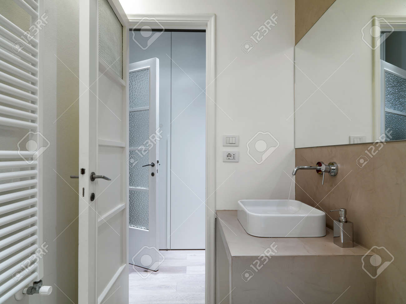 Detalle de washbsin de baño moderno con la puerta abierta el ...