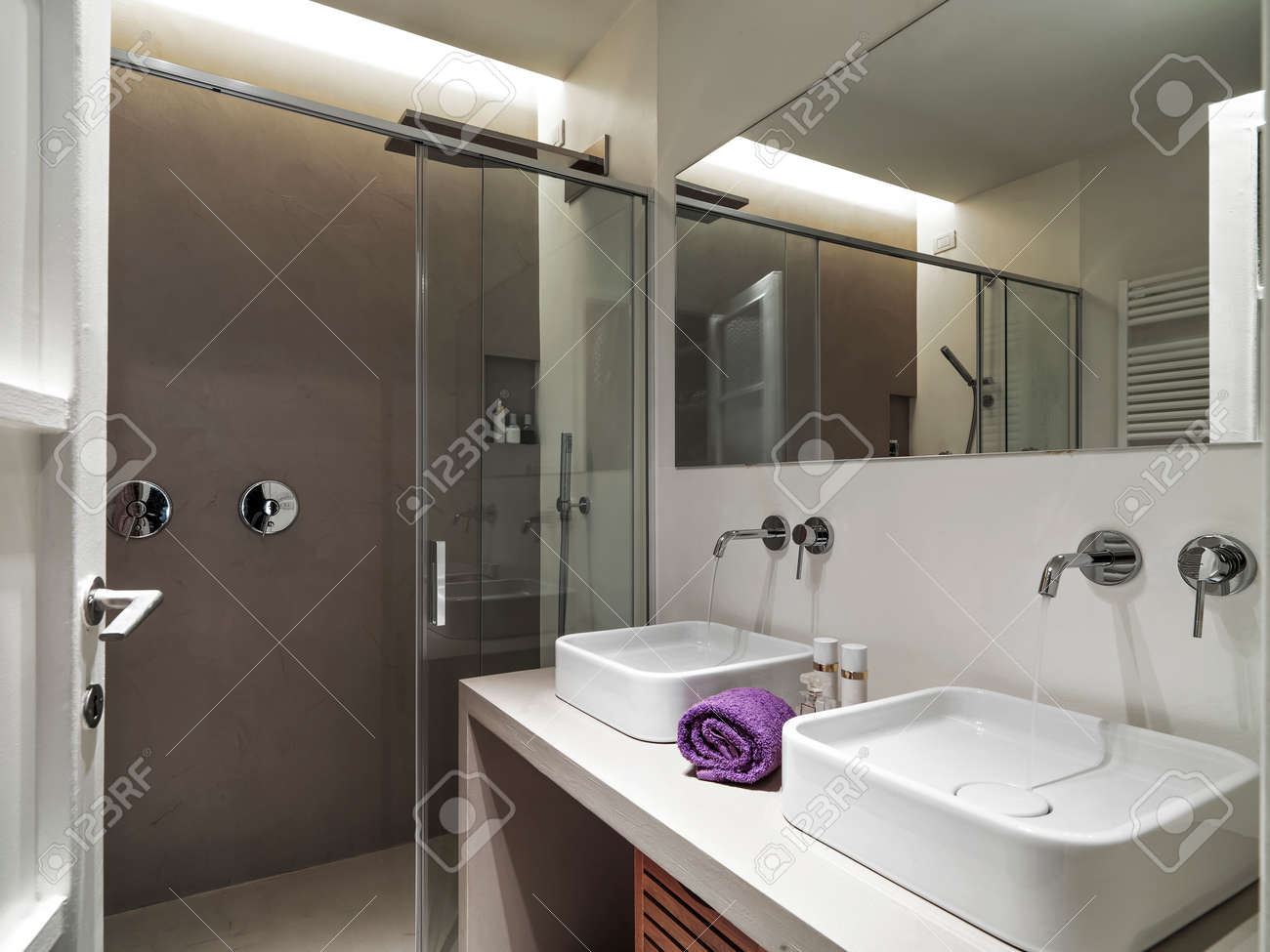 Primo piano di due lavabo nel bagno moderno che si affaccia sul ... Box doccia moderni