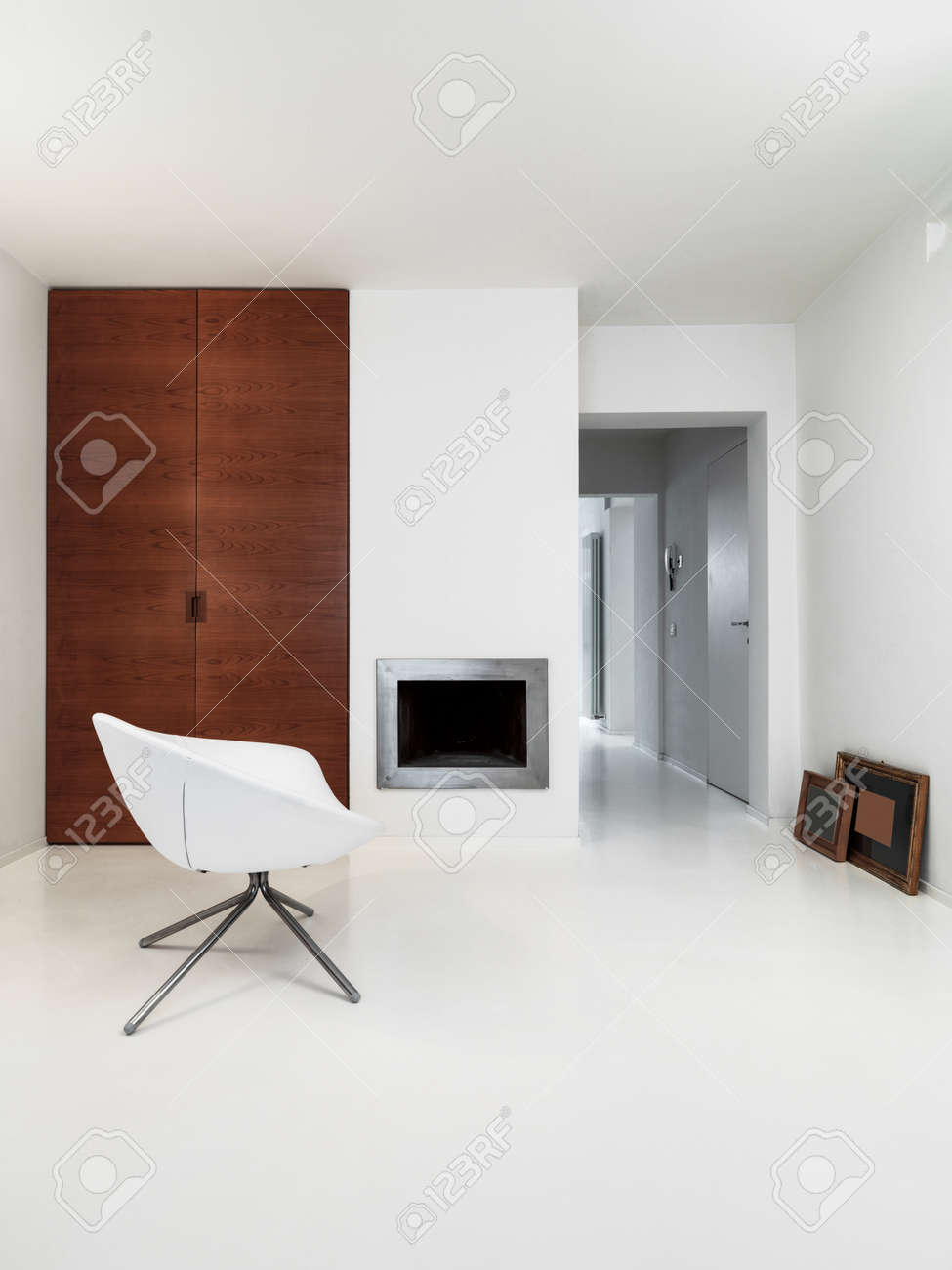 Interieur van een moderne woonkamer met open haard en witte hars ... Vloer van de woonkamer wit