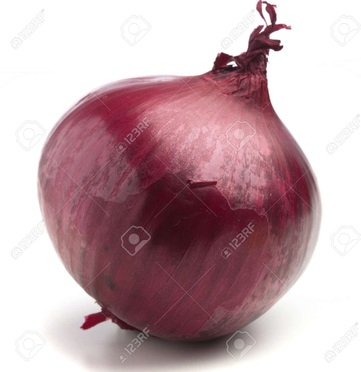 Paarse ui geïsoleerd op een witte achtergrond royalty vrije foto ...