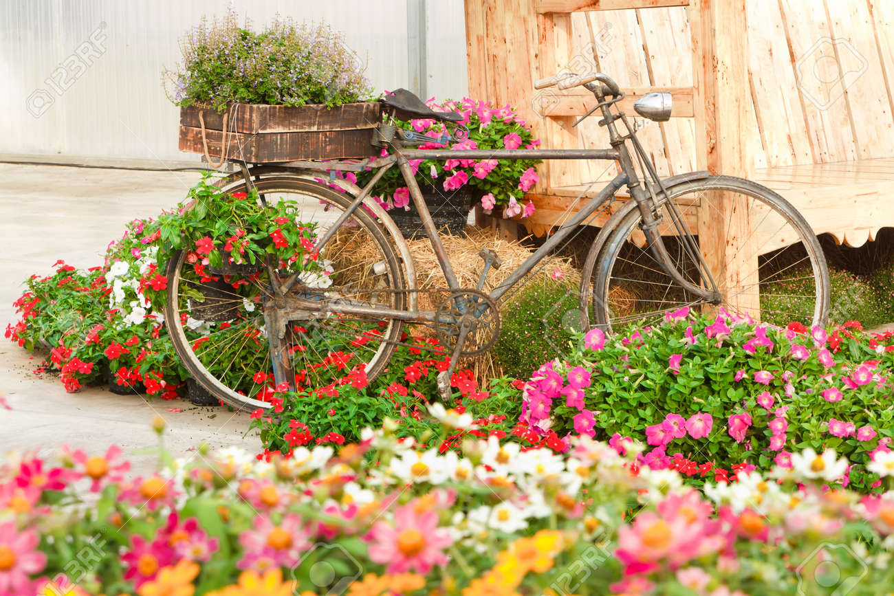 Vecchia bici e decorato con fiori, in un bellissimo giardino. foto ... Decorazioni decorazione Giardino