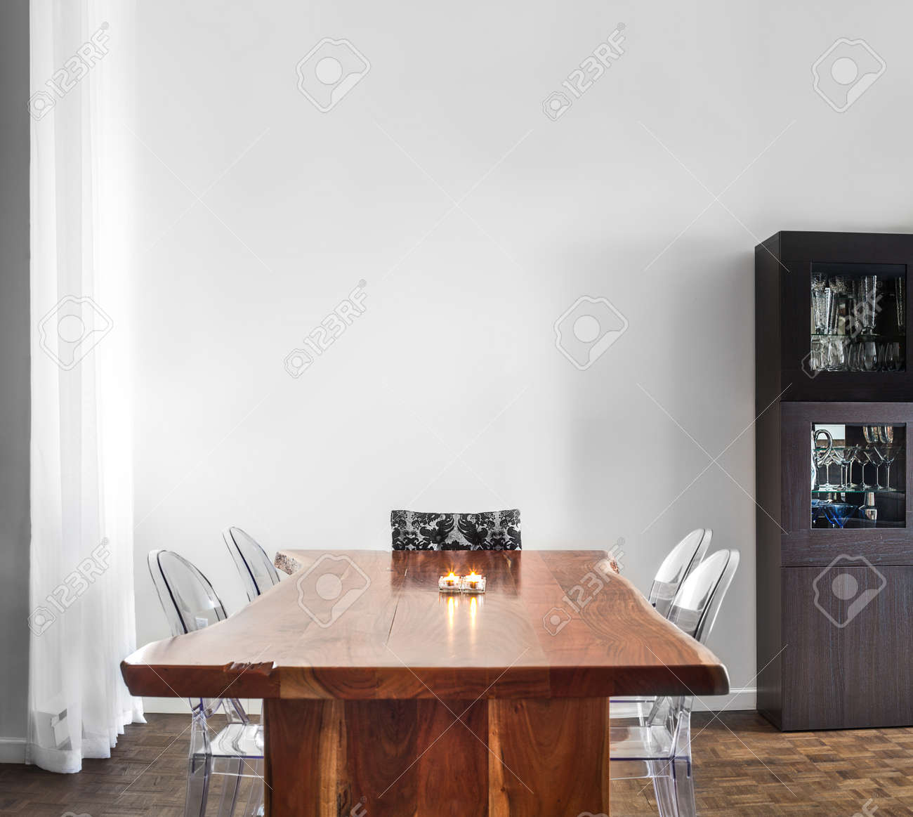 Tavolo da pranzo moderna e contemporanea e decorazioni con parete ...