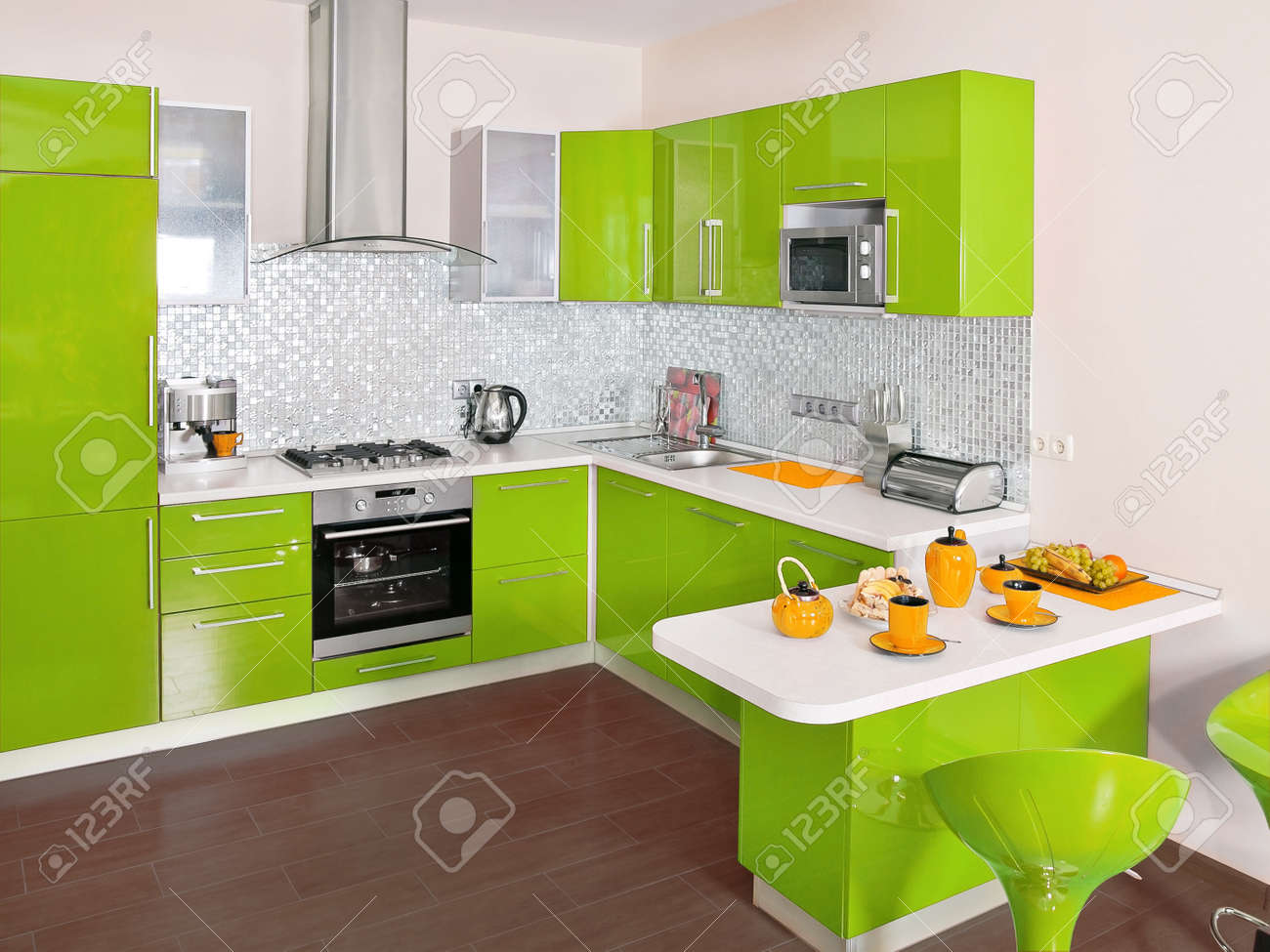 Intérieur de cuisine moderne avec une décoration verte banque d ...