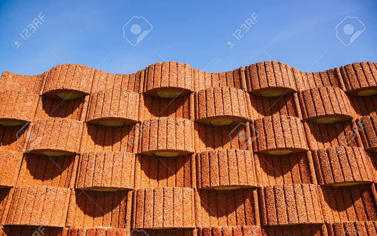 Blocchi fioriera in cemento come muri di contenimento. foto ...