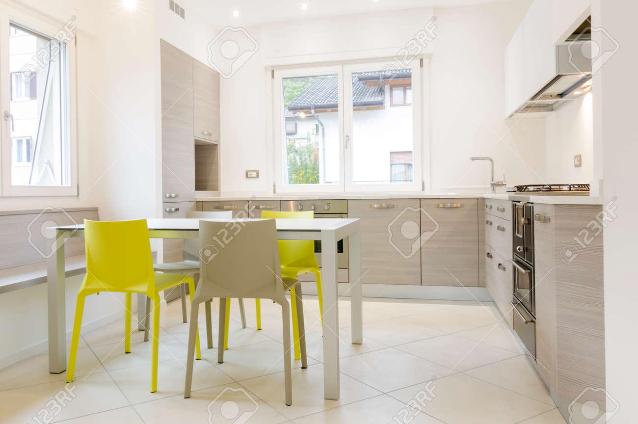 Moderne keuken interieur met houten kasten, witte tafel, grijs en ... Keuken witte tegel