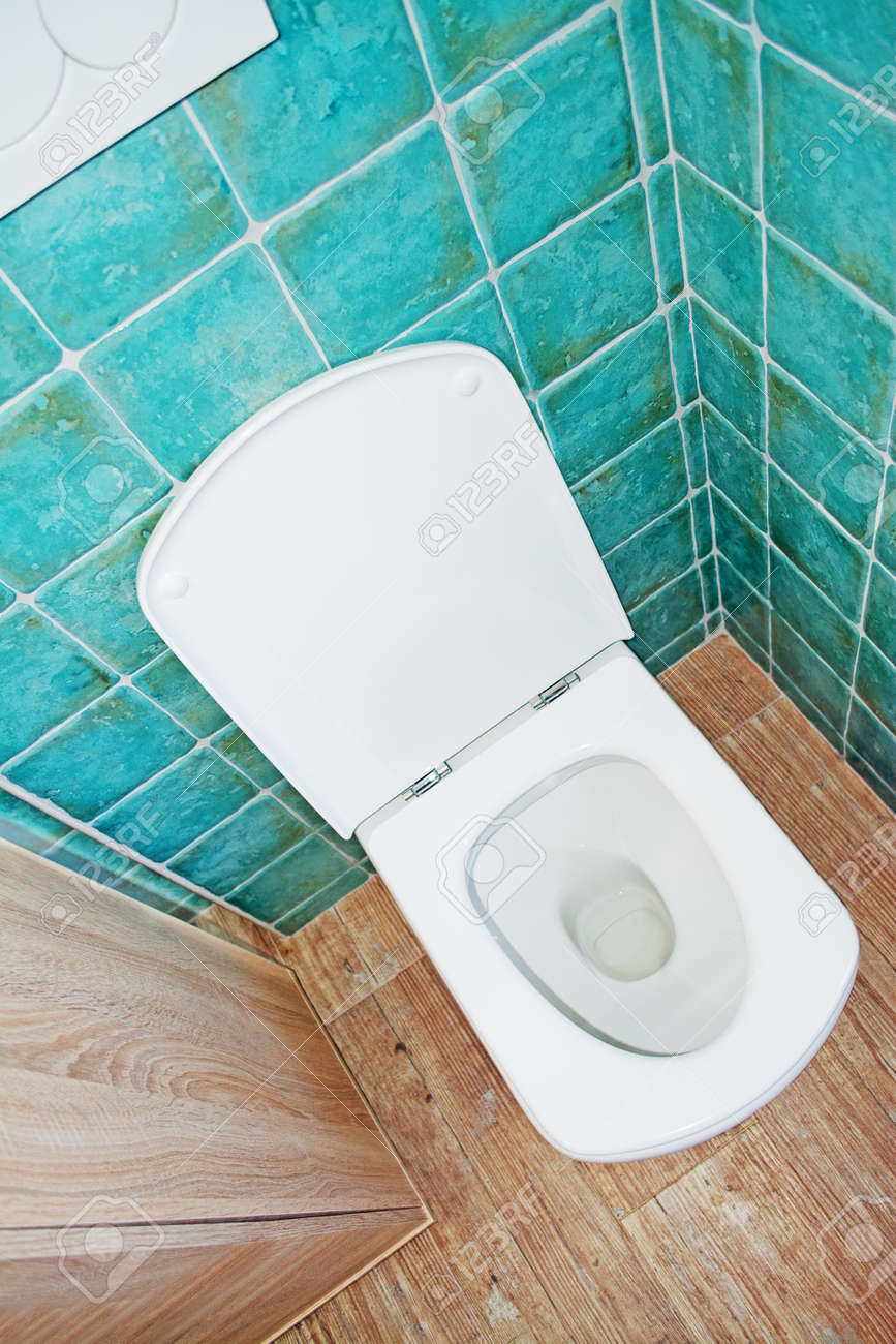 Bol wc blanc dans une salle de bain turquoise et marron banque d ...