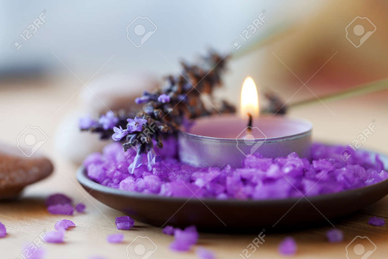archivio fotografico spa sfondo candela in un piattino con bagni di sale e rametti di lavanda