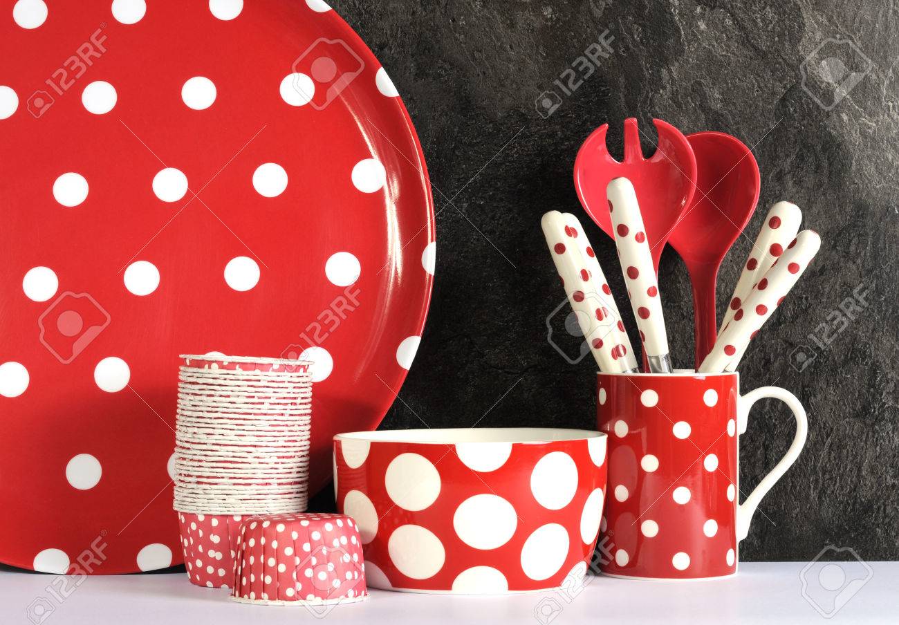 Modern rood en witte stip keuken met grote schotel plaat, cupcake ...