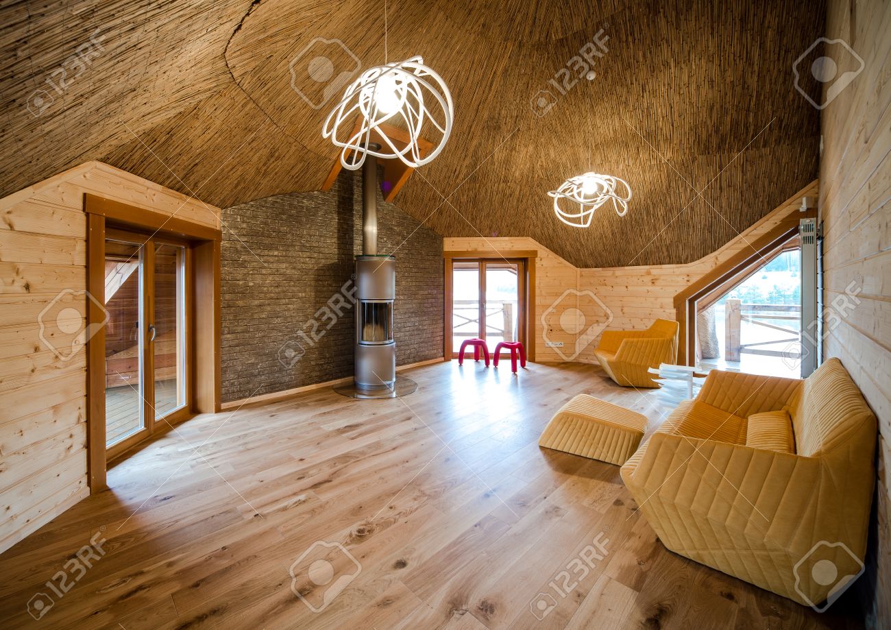 Trendy woonkamer met houten vloer en wanden en stro plafond ... Woonkamer plafond