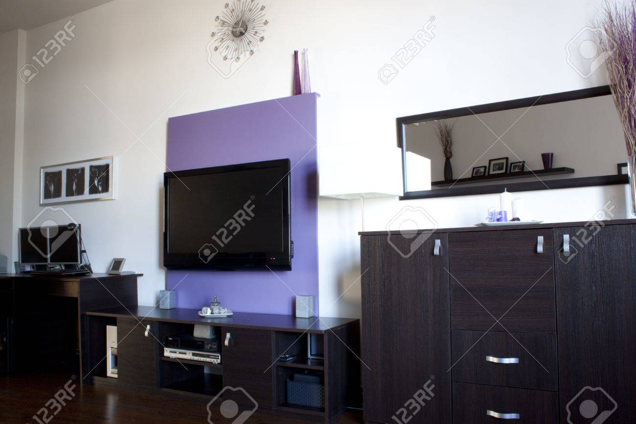Wohnzimmer mit einem lila wand tv lizenzfreie fotos, bilder und ...