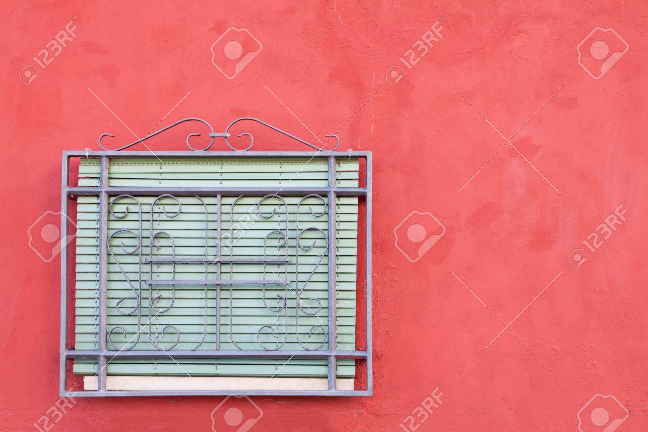Fenstergitter und roten fensterläden auf weià getünchte wand ...