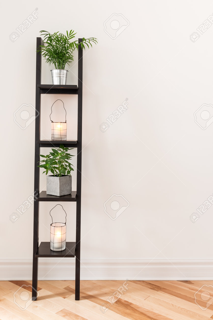 Regal mit pflanzen und laternen ein wohnzimmer schmücken ...