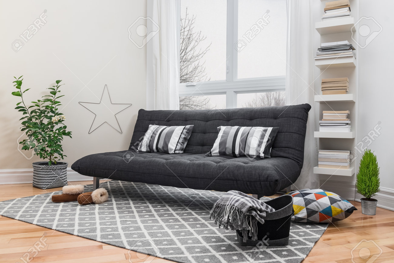 Rymligt vardagsrum med grå soffa och modern inredning royalty fria ...