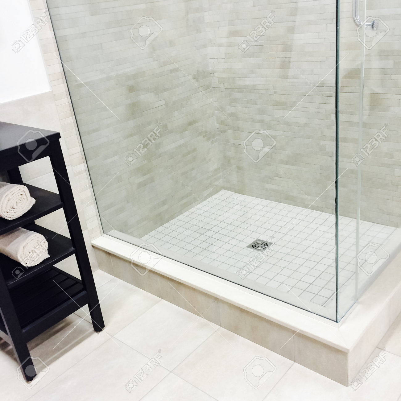 Nouvelle salle de bain moderne avec douche et plancher de ...