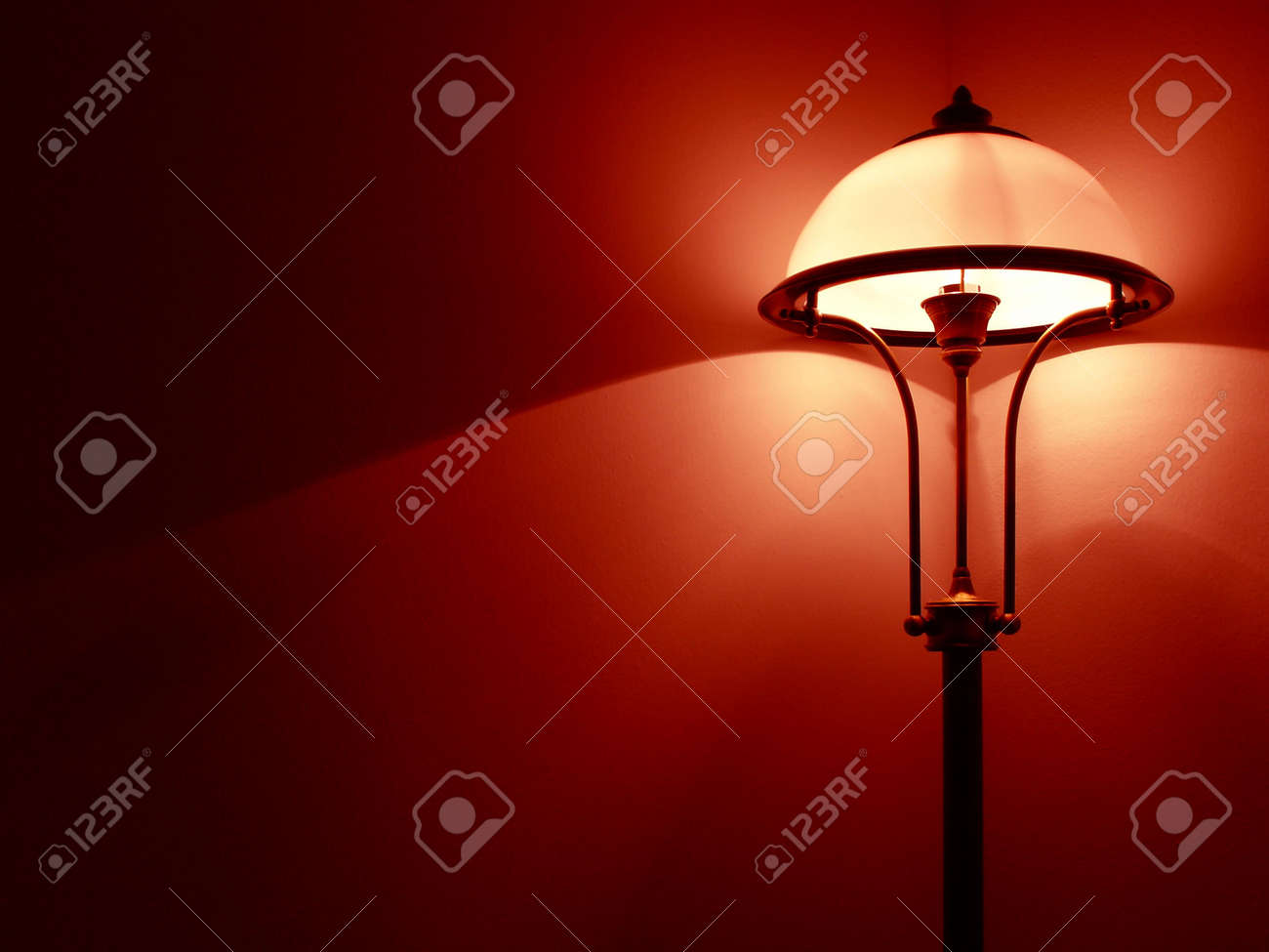 Schlafzimmer rote wand: photo schlafzimmer lampe mit roten wand ...