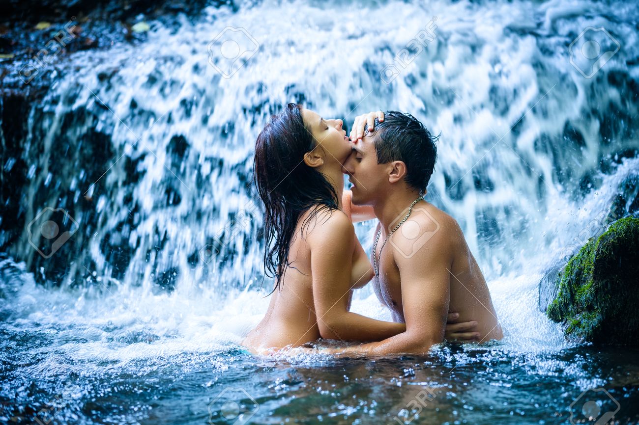 женщины моются Голая под водопадом